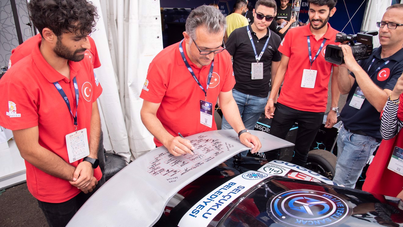 TEKNOFEST Karadeniz'de ‘Görsel Tasarım Ödülü’ kazanan elektrikli aracımız Alparslan’a yoğun ilgi